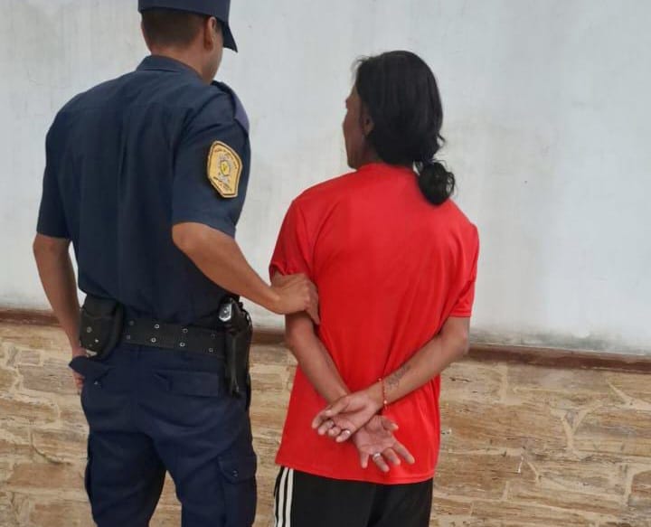 Intentó quedarse con la asignación de su pareja y su cuñado lo denunció